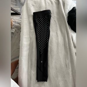 Black Lululemon leggings, size 6, scallop bottoms